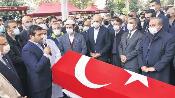 Milli Teknoloji Hamlesi'nin öncü ismi Özdemir Bayraktar, Fatih Camii'nden son yolculuğuna uğurlandı-1