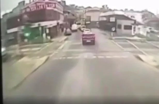 Alibeyköy'deki kaza kamerada! İETT otobüsünün yeşil ışıkta geçtiği ortaya çıktı-3