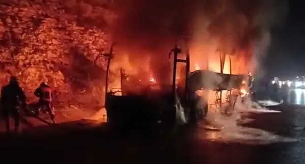 alev-alev-yanan-otobusun-icindeki-18-yolcu-son-anda-kurtarildi-1663014148250.jpg Alev alev yanan otobüsün içindeki 18 yolcu son anda kurtarıldı-3