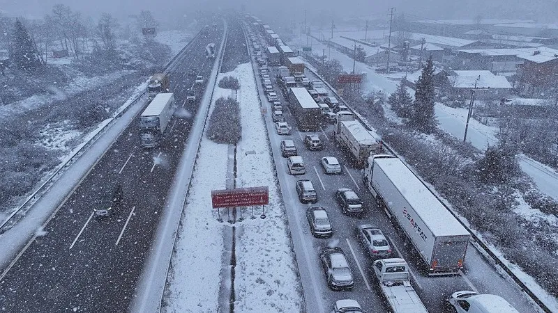 Uzun kuyruklar oluştu. (AA)