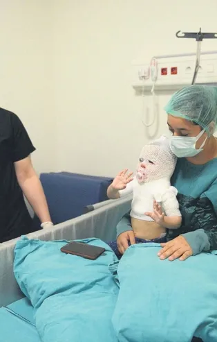 Minik Beril el salladı