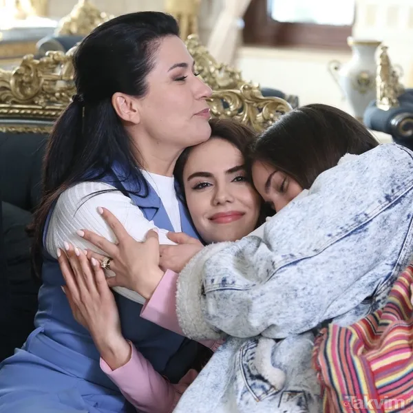 Üç kız annesini canlandıran İclal Aydın’ın siz bir de gerçek kızına bakın! Son hali büyüledi! Görenin nutku tutuldu - 2