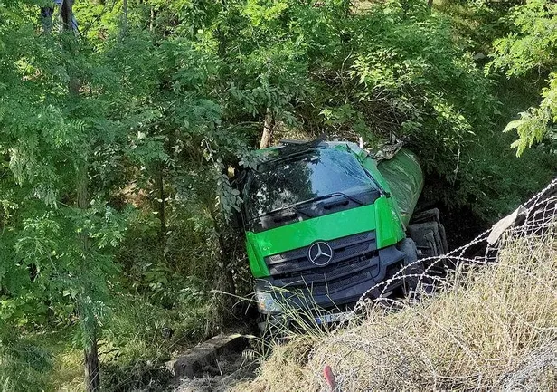 basaksehirde-ibbye-ait-su-tankeri-sarampole-devrildi-1654070286445.jpeg Başakşehir'de İBB'ye ait su tankeri şarampole devrildi!-2