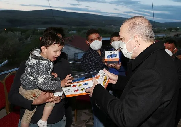 baskan-erdogan-hayvancilikla-ugrasan-dikmen-ailesine-iftarda-misafir-oldu-1620153367933.jpeg Başkan Erdoğan çiftçi Bekir Dikmen ve ailesine iftarda misafir oldu-3