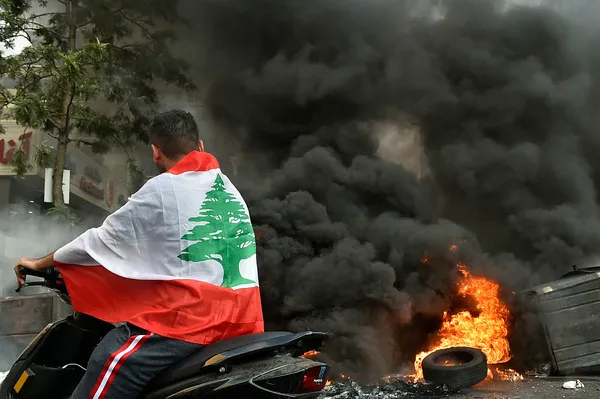 lubnanda-protesto-hukumet-kurulamadi-halk-sokaklara-dokuldu-1626382837808.jpg Lübnan’da protesto! Hükümet kurulamadı, halk sokaklara döküldü-3