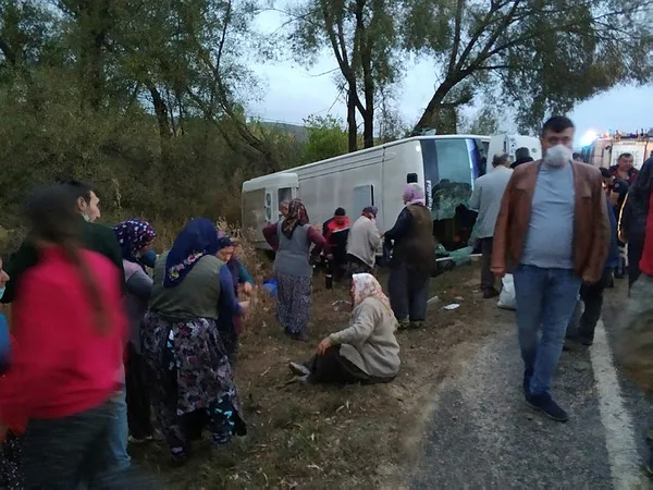 ispartada-midibusle-otomobil-carpisti-15-yarali-1603988920909.jpg Isparta'da midibüsle otomobil çarpıştı: Onlarca yaralı-4