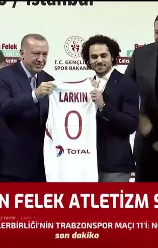 Anadolu Efes'in yıldızı Shane Larkin formasını Başkan Erdoğan'ın elinden aldı!