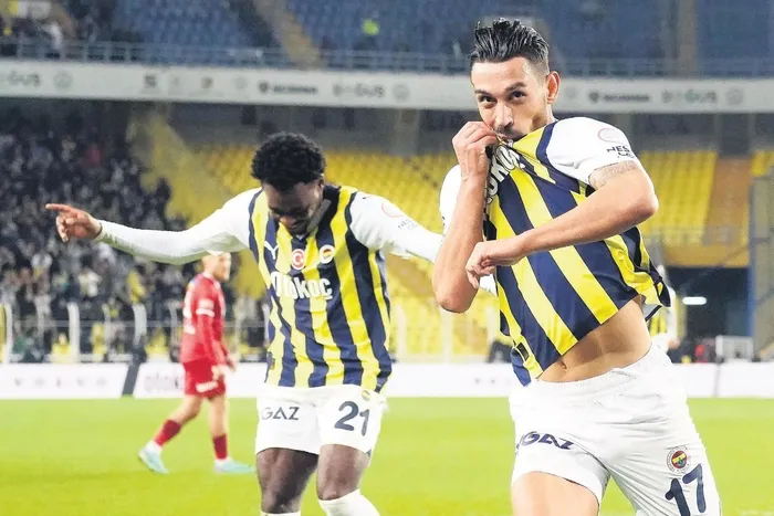 1701727568042.jpeg Fenerbahçe Beşiktaş derbisi öncesi moral kazandı! Sivasspor'u 4-1 yendi Nordsjaelland'dan yediği 6 golün acısını çıkardı-5