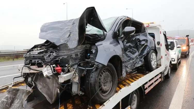 TEM Otoyolu'nda iki otomobil çarpıştı, ortalık savaş alanına döndü: 11 yaralı