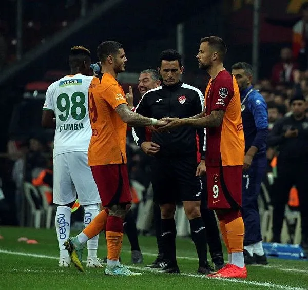 galatasaray-alanyaspor-karsisinda-ilk-yarisini-2-0-tamamladigi-karsilasmada-ustunlugunu-koruyamadi-1666553618516.jpeg