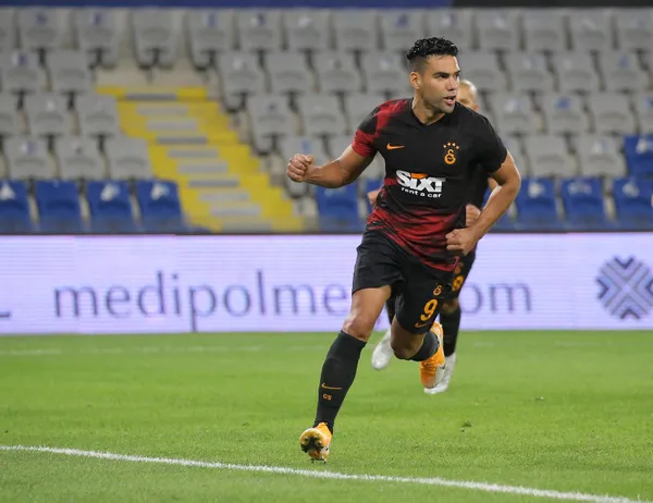 1607411811590.jpg Galatasaray'da Falcao depremi! Artık iyileşse bile forma giyemeyecek-7