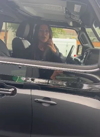 israilin-katliamini-gormezden-gelen-sozde-yazar-lauren-wise-arabasinda-filistin-bayragi-tasiyan-kadina-hakaret-1697044649245.jpeg İsrail'in katliamını görmezden gelen sözde yazar Lauren Wise arabasında Filistin bayrağı taşıyan kadına hakaretler yağdırdı-3