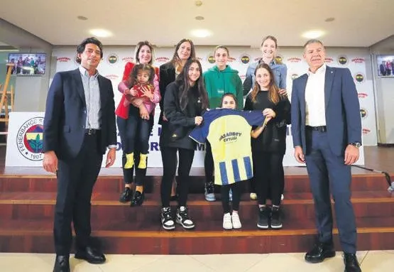 fenerbahce-kalecisi-altay-bayindir-ukraynali-cocuklari-unutmadi-buraya-galibiyet-fotografi-koymak-isterdim-1646177054095.jpeg Fenerbahçe kalecisi Altay Bayındır Ukraynalı çocukları unutmadı: Buraya galibiyet fotoğrafı koymak isterdim-8