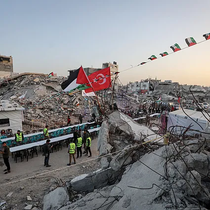 Enkazlarda iftar sofrası