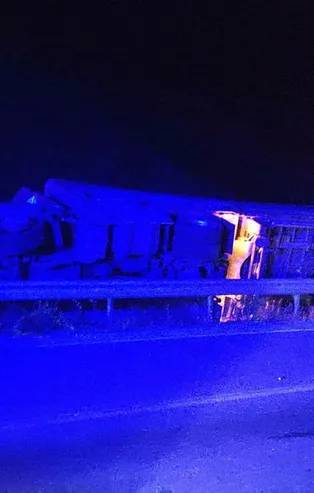 Çorum'da kontrolden çıkan tır bariyerlere çarptı devrildi