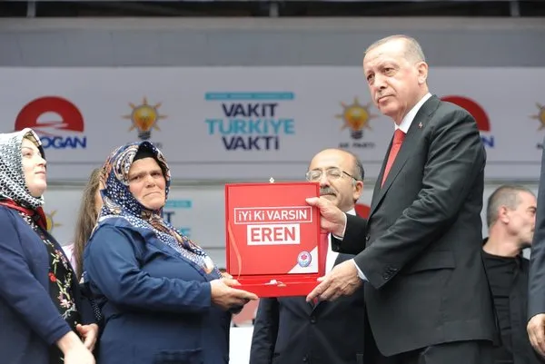 Cumhurbaşkanı Erdoğan şehit Eren Bülbülün annesine hediye edilen evin anahtarını verdi