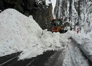 Hakkari Çukurcada yola çığ düştü