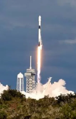 SpaceX uzaya ilk askeri uydusunu gönderdi