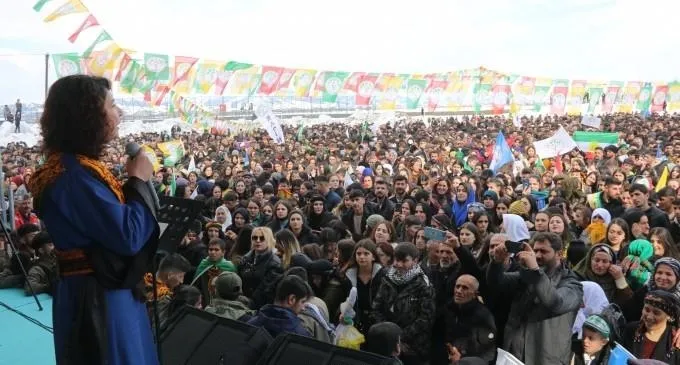 chpnin-ittifak-ortagi-demden-apo-bogurtuleri-dem-partliler-bebek-katiline-selam-cakti-ak-parti-ve-mhpye-oy-ver-1710948170745.jpeg CHP'nin ittifak ortağı DEM'den 'APO' böğürtüleri! DEM Partliler bebek katiline selam çaktı, AK Parti ve MHP'ye oy vermeyin çağrısı yaptı-3