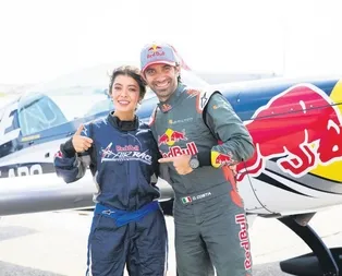 Selin Şekerci ve Yağmur Sarıoğlu İtalyan akrobasi pilotu Dario Costaya co-pilotluk yaptı
