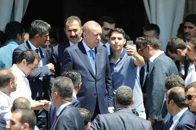 Başkan Erdoğan’a cuma namazı çıkışında vatandaşlardan yoğun ilgi