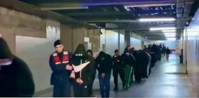 bircok-ilde-es-zamanli-operasyon-elebaslarinin-da-icerisinde-bulundugu-cok-sayida-supheli-yakalandi-1710228208189.jpeg Birçok ilde eş zamanlı operasyon! Elebaşlarının da içerisinde bulunduğu çok sayıda şüpheli yakalandı-3