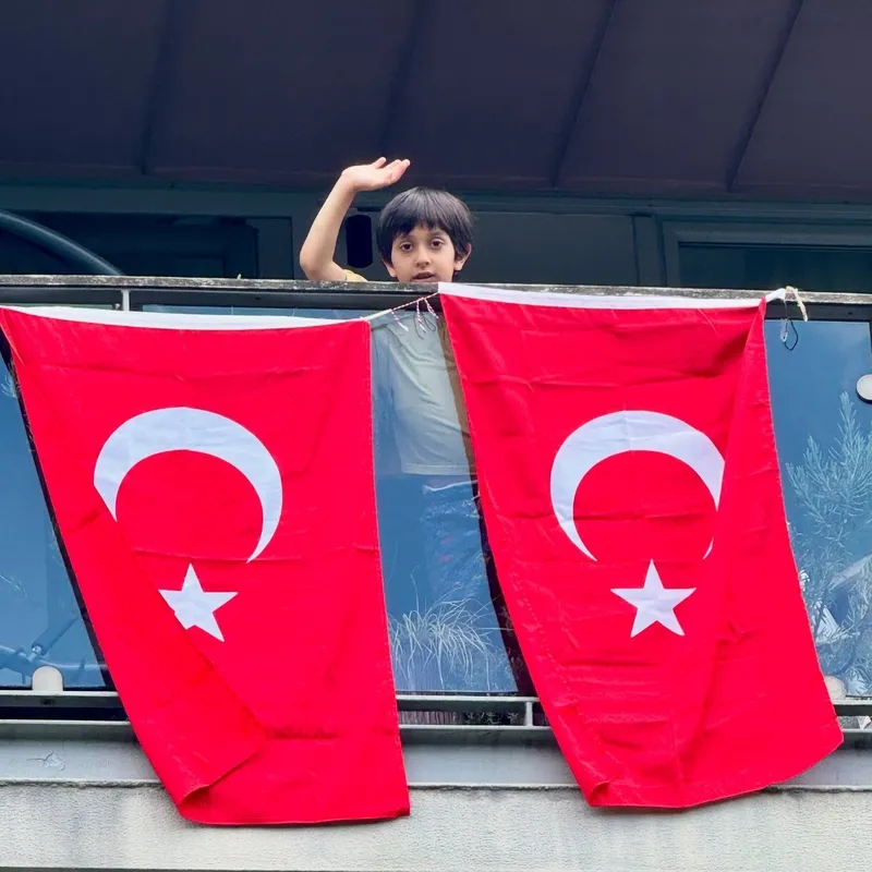 baskan-erdogan-cagri-yapti-balkonlara-bayraklar-asildi-hurriyet-ve-istiklal-sancagimiz-gururla-dalgalansin-1752317269870.jpeg Başkan Erdoğan çağrı yaptı balkonlara bayraklar asıldı: Hürriyet ve istiklal sancağımız gururla dalgalansın-3