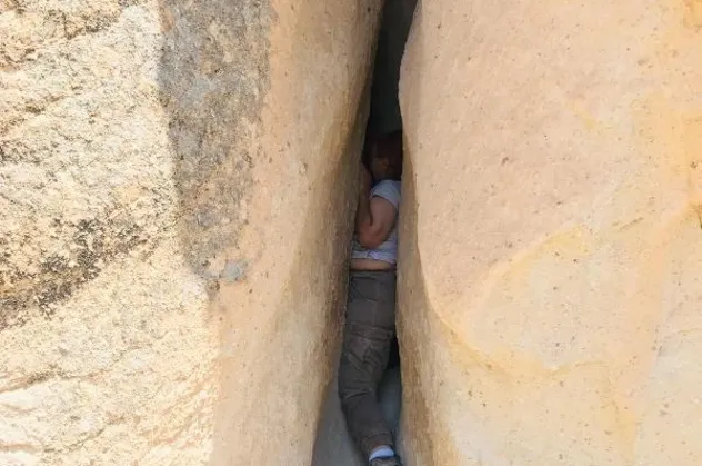 Fotoğraf merakı ABD'li turistin sonu oluyordu! Düştüğü kayalıklar arasında sıkıştı