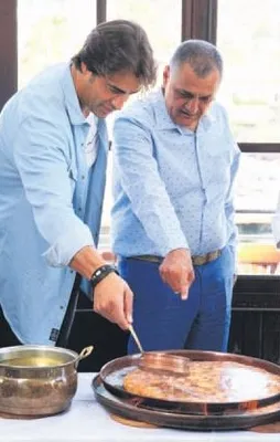 Künefe yeme dersi aldı