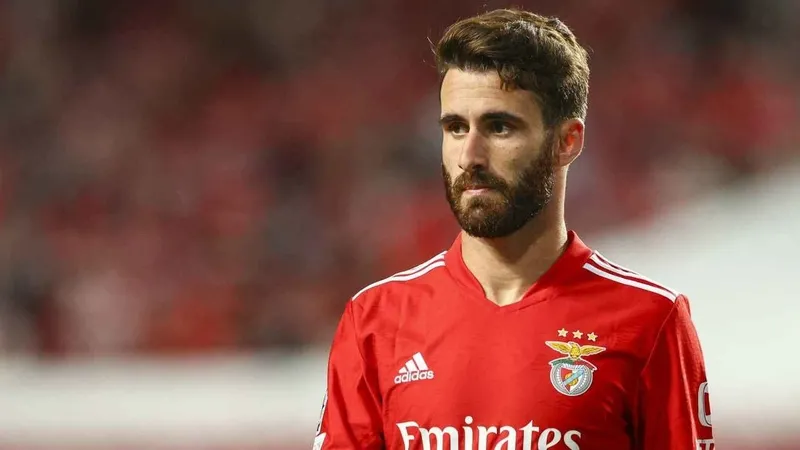 transfer-haberleri-galatasaraydan-sol-beke-flas-hamle-derrick-kohnun-yerine-aliancak-isim-belli-oldu-1717525626428.jpg Galatasaray'da Erden Timur gittikten sonra bakın hangi futbolcu geliyor!-8