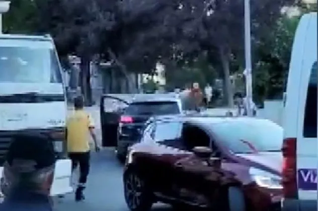 Beylikdüzü'nde dehşet anları kamerada: Otomobili yayaların üzerine sürdü!