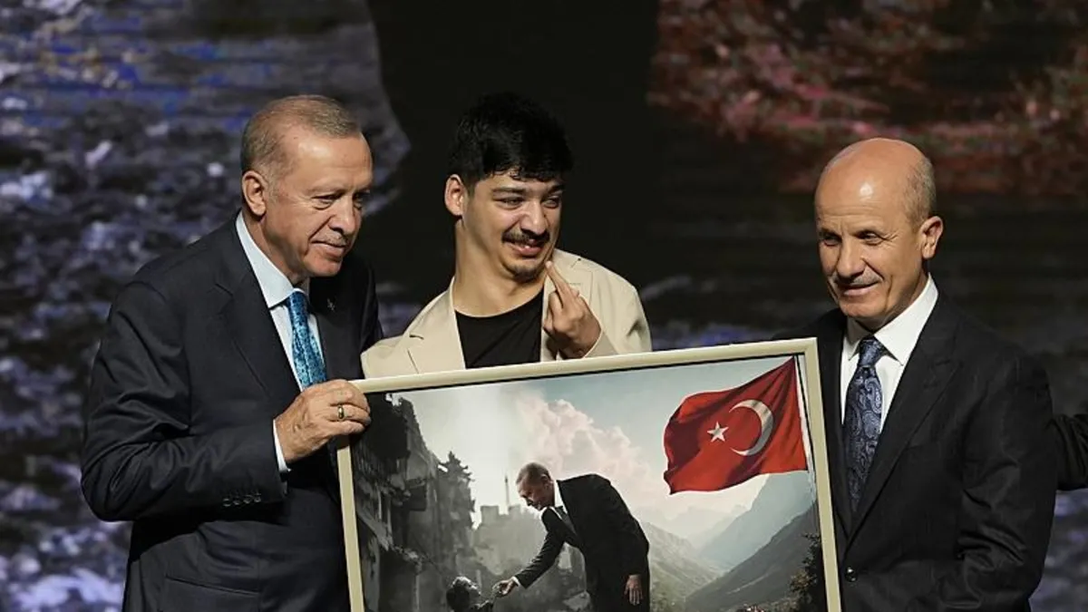 Başkan Erdoğan'a özel hediye! HKÜ öğrencisi Mert Can Altun eserini takdim etti