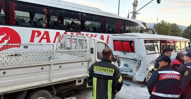 Kamyonet servis minibüsüne çarptı: 1 ölü, 6 yaralı