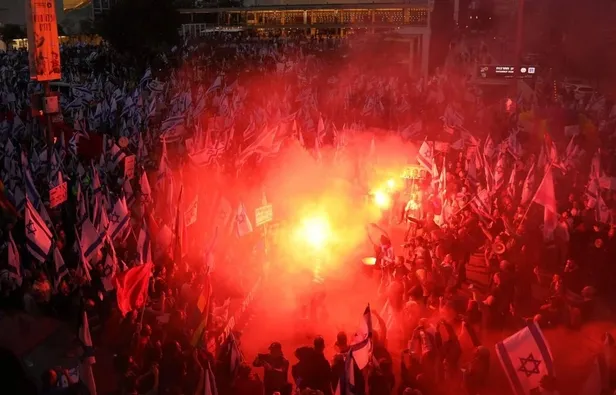 israilde-yuzbinlerce-kisi-sokaklara-dokuldu-ic-savas-uyarisi-verildi-netanyahunun-evinin-onundeki-barikat-yiki-1679871264246.jpeg 6'lı koalisyon İsrail'i iç savaşa sürüklüyor! Netahyahu'dan geri adım: Tartışmalı yargı reformunu erteledi! Göstericiler vazgeçmiyor-31