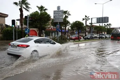 İzmir’de sağanak yağış sonrası sokaklar göle döndü!