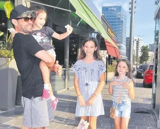 Kızlarıyla baş başa