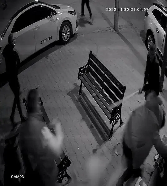 1669958549430.jpeg Konya'da 5 kişi taksi durağını bastı! Temizlik fırçası ve paspas sopalarıyla saldırdı-3