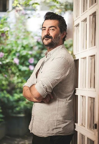 Üçüncü kez anne olan Bergüzar Korel 26 günlük Leyla'yı gezintiye çıkardı-11