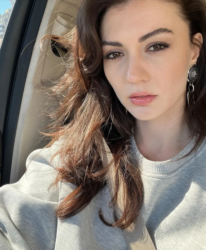 burcu-ozberkin-aci-gunu-ailemizin-cinarini-kaybettik-1764743546252.jpg Kaynak: Sosyal medya