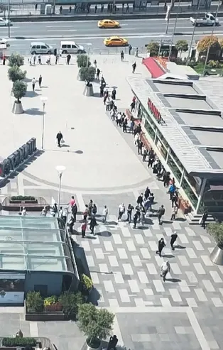 Karantinadan çıkan onbinler AVM'lere akın etti