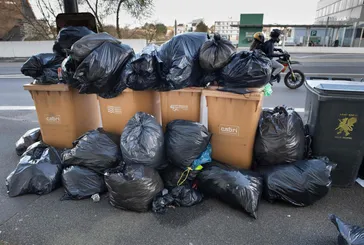 Fransa’da grev! Paris’i çöp bastı