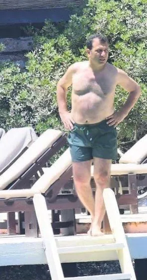 chpli-ibb-eminonu-esnafini-cileden-cikardi-biz-3-senden-beri-bu-eziyeti-cekiyoruz-1701003516856.jpeg CHP'li İBB, Eminönü esnafını çileden çıkardı: Biz 3 seneden beri bu eziyeti çekiyoruz-2