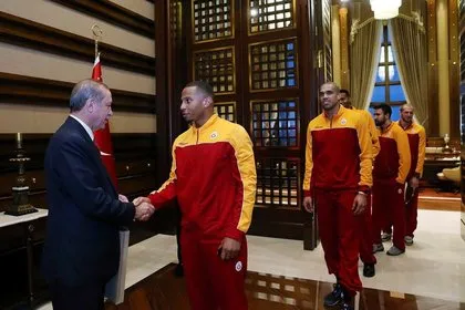 G.Saraylı basketçilerden Erdoğan’a ziyaret