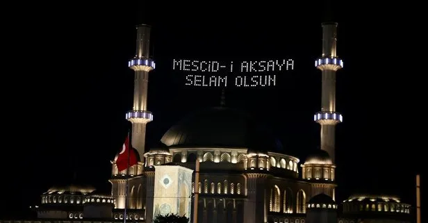 Taksim Camii’ne ’’Mescid-i Aksa’ya selam olsun’’ mahyası asıldı