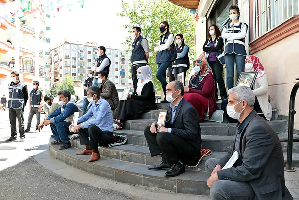 Evlat nöbetindeki aileleri çileden çıkaran olay! HDP'li vekiller makam aracı ile gelince...-2
