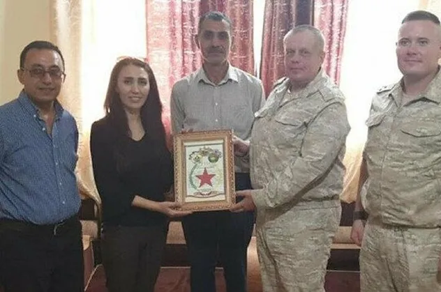 Rus askeri heyetten skandal hareket! PYD'li örgüt üyelerine plaket verdiler