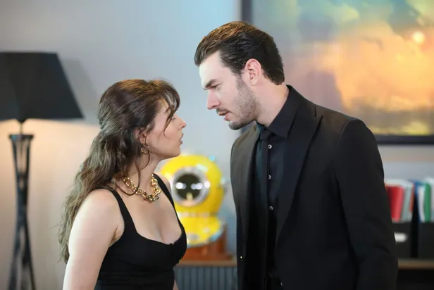 domino-tasi-etkisi-gosterdi-iddiali-dizi-icin-kanal-dden-flas-karar-yarin-aksamdan-itibaren-1633960827922.jpg Domino taşı etkisi gösterdi! İddialı dizi için Kanal D'den flaş karar! Yarın akşamdan itibaren...-2