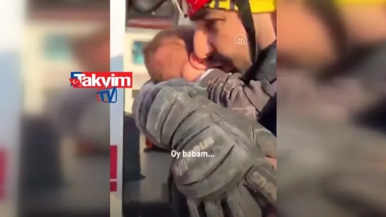 "Oy babam...'' 2 aylık Mehmet Çınar bebek enkazdan sağ kurtarıldı! Kucağına alıp koştu! Hatay'da sevindiren görüntü