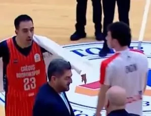 Üner’den rakibe yumruk