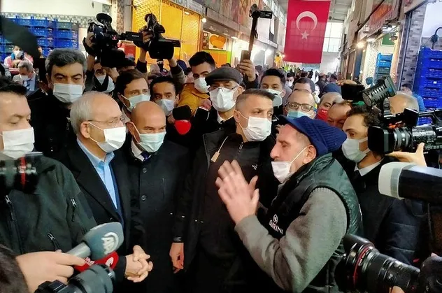 CHP lideri Kemal Kılıçdaroğlu'na İzmir'de esnaftan bozuk yol tepkisi: "Sizden ricamız belediyelerimiz güzel çalışsın"